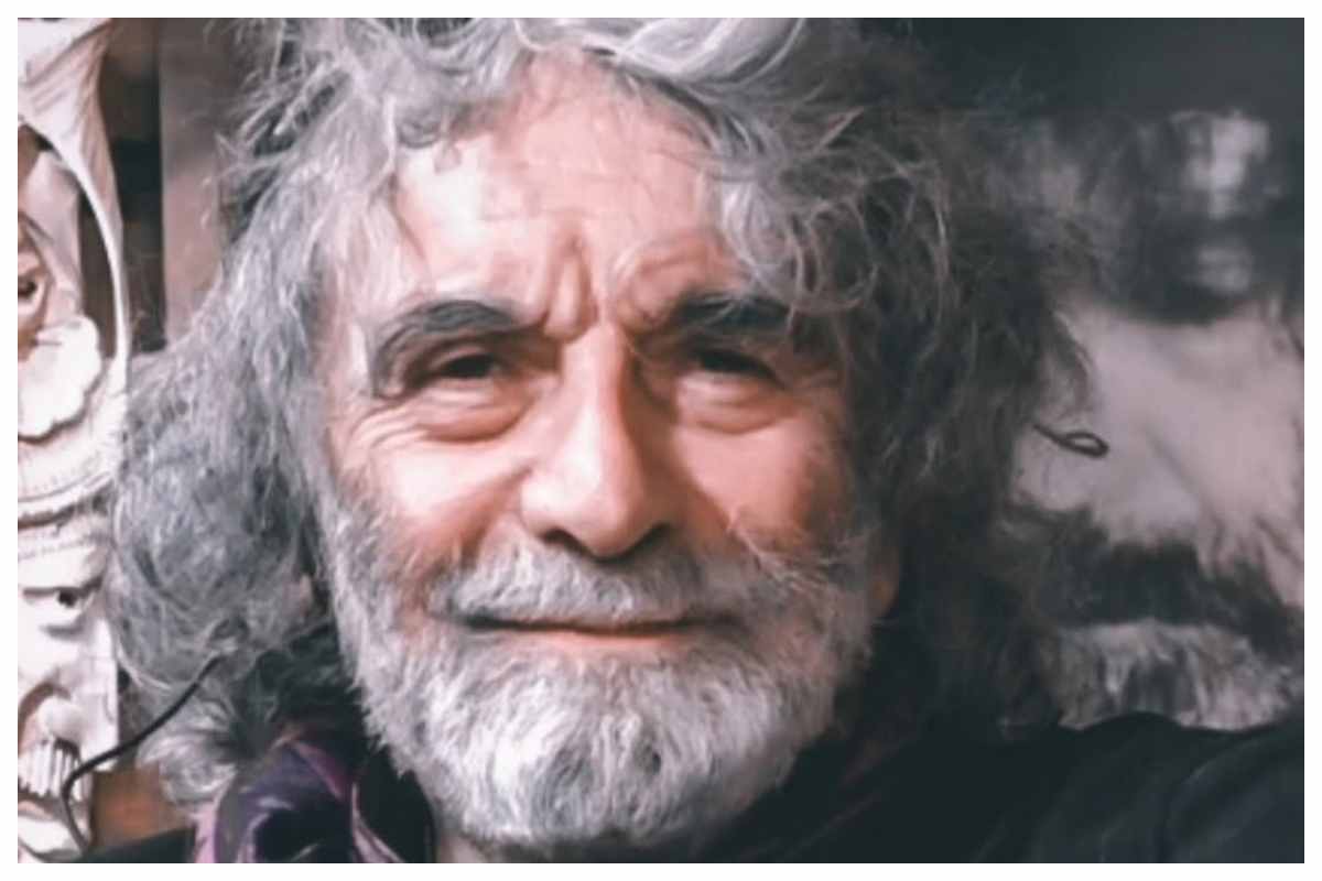 Mauro Corona in montagna con le figlie