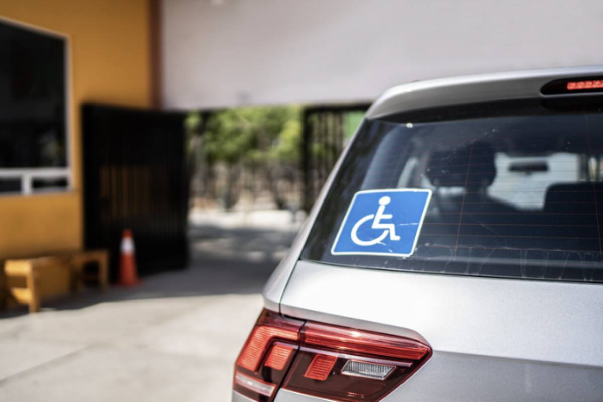 Sebbene la legge 104 non preveda direttamente l’esenzione dal pedaggio per privati