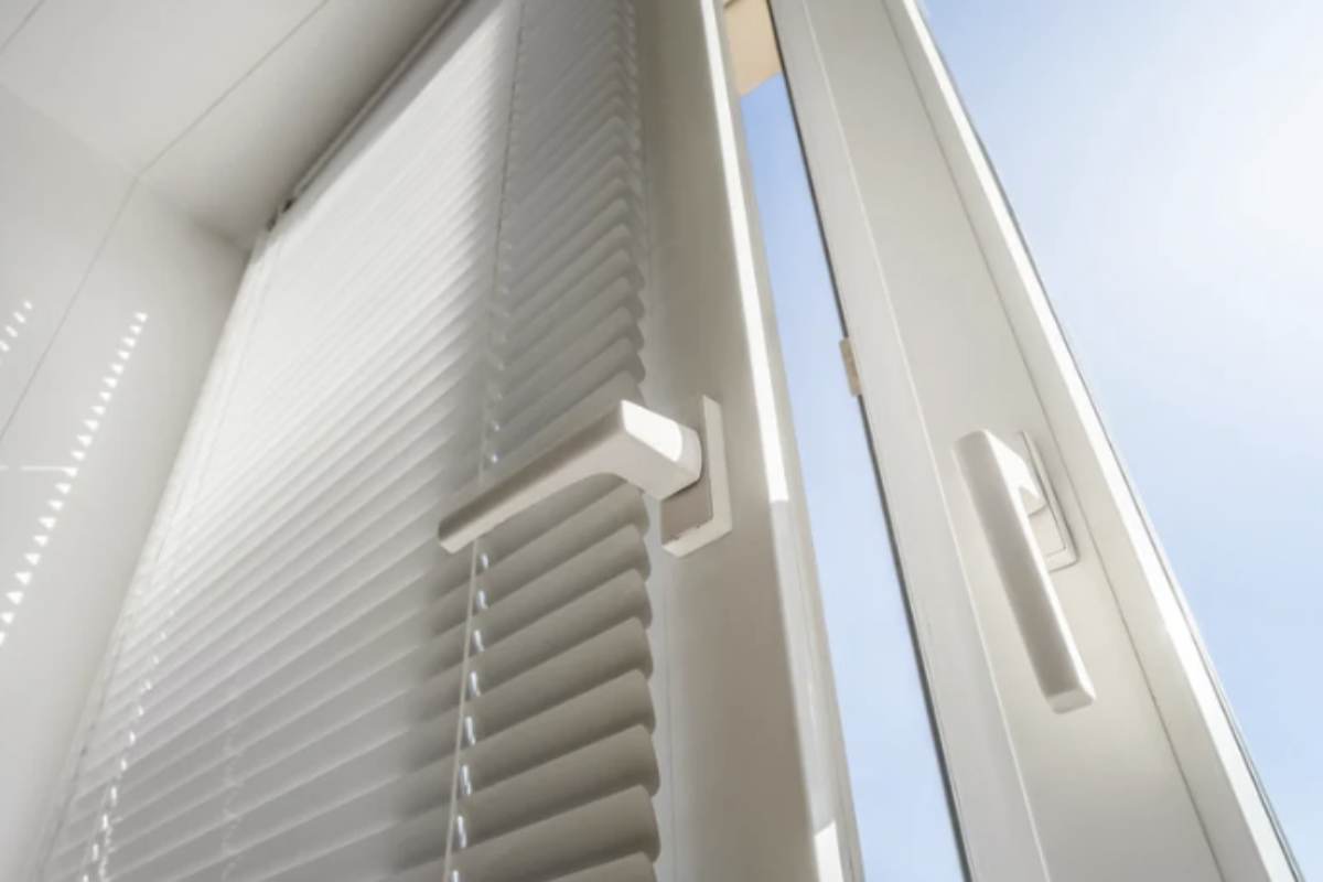 Le persiane, già ampiamente utilizzate in molte regioni italiane, stanno vivendo un vero e proprio rilancio grazie al loro design versatile