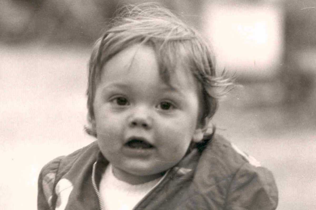 Qui solo un bambino. oggi cantante noto