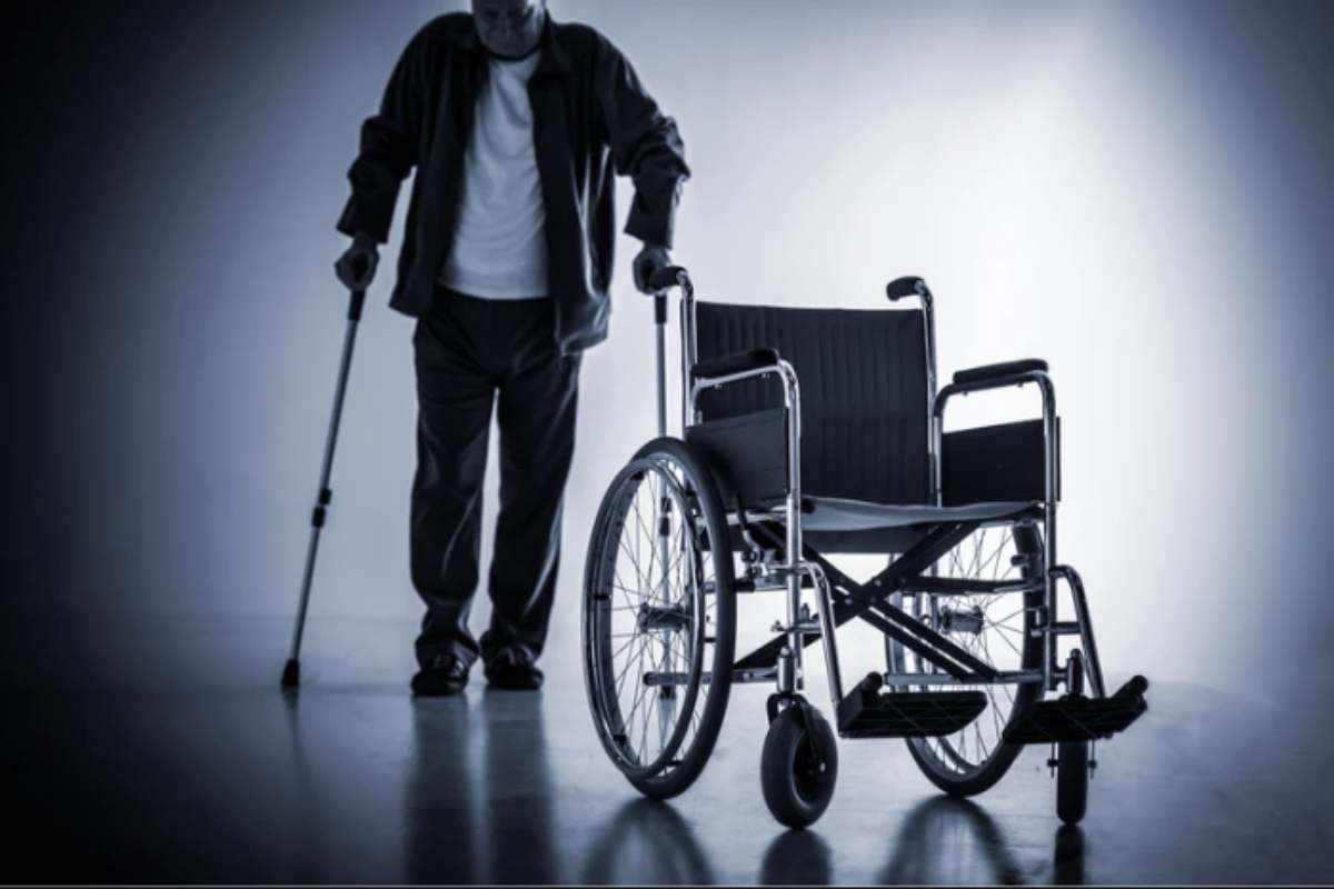 Per richiedere il bonus, l’interessato deve avere almeno 80 anni e possedere i requisiti sanitari ed economici previsti.