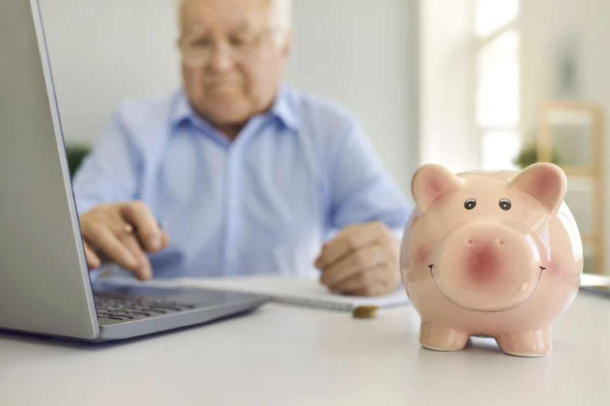 In Italia, infatti, il diritto alla pensione non si attiva automaticamente ma richiede una specifica domanda.