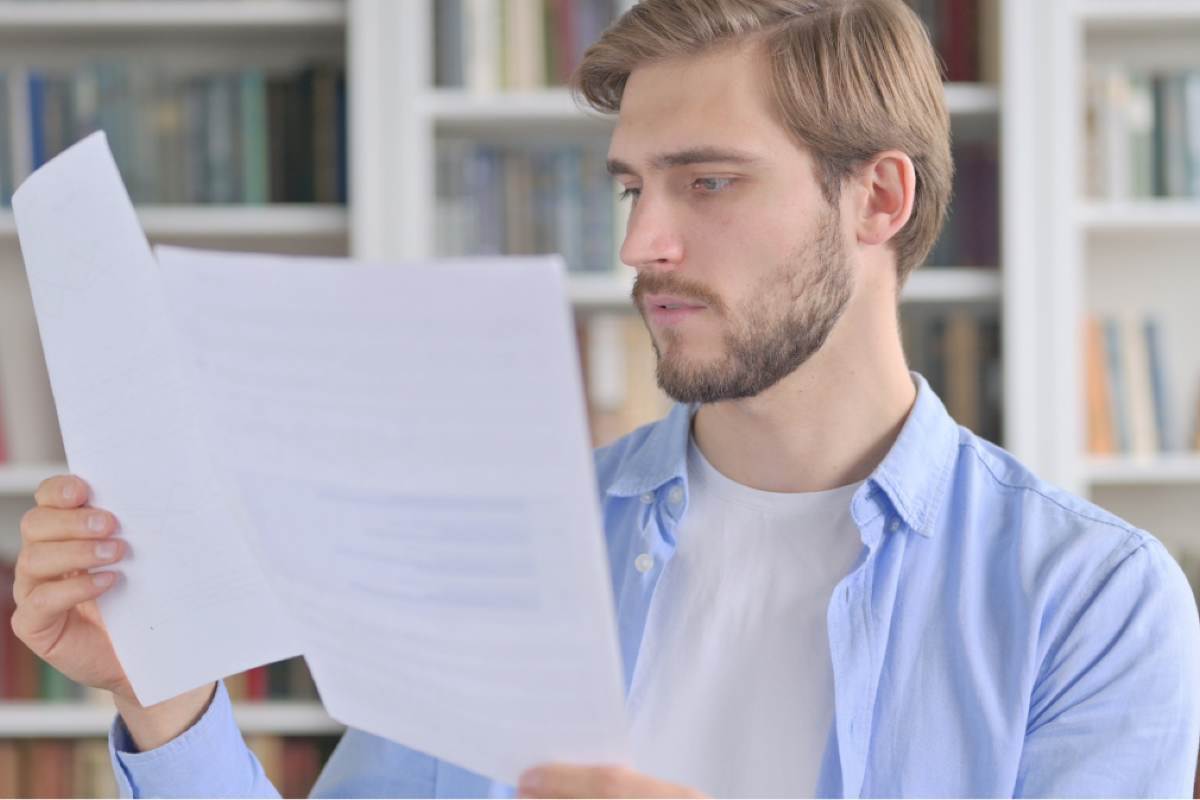 Uomo legge documento