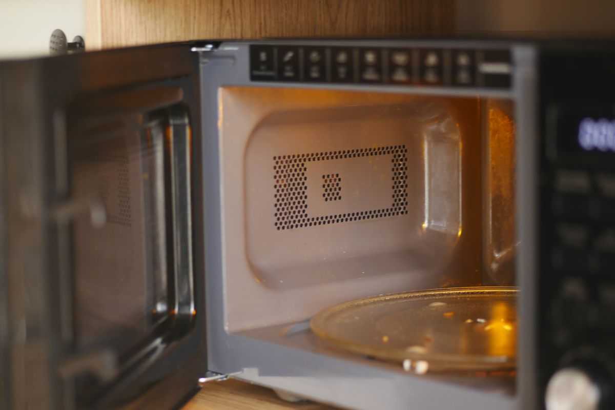 puntini neri sul microonde? Non sono lì a caso