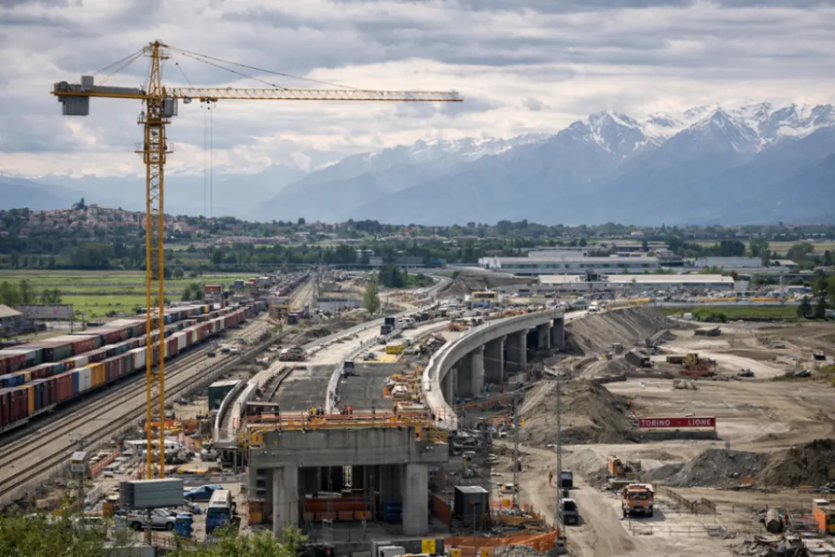 Cantieri aperti Piemonte con sfondo montagne